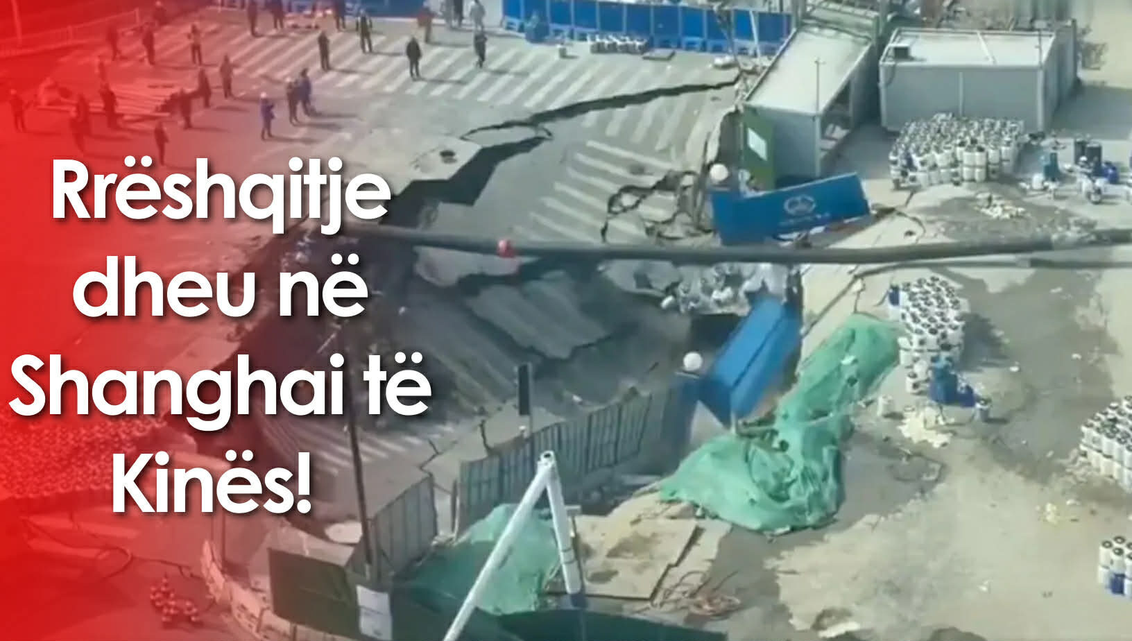 Tronditje në Shanghai! – Gropa gjigante përpiu rrugën pas dramës me rrjedhjen e metrosë
