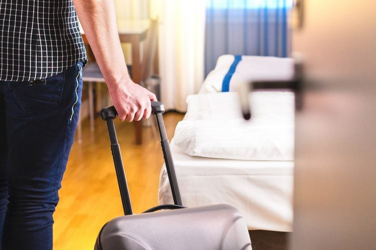 Gjëja e parë që duhet të bëni sapo të sistemoheni në një dhomë hoteli