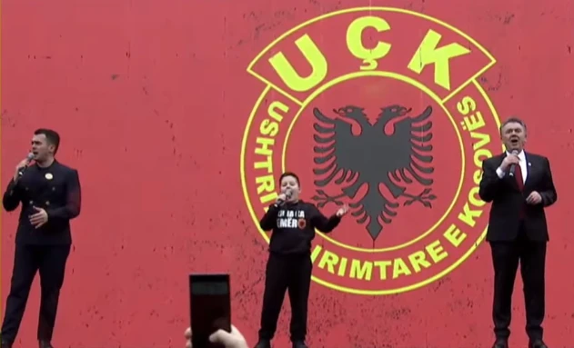 Ilir Shaqiri me djalin e nipin këndojnë në Marshin për ish-krerët e UÇK-së