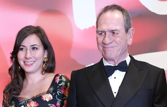Shkaku i vdekjes së vajzës së Tommy Lee Jones zbulohet gjashtë javë pasi u gjet e vdekur në hotel
