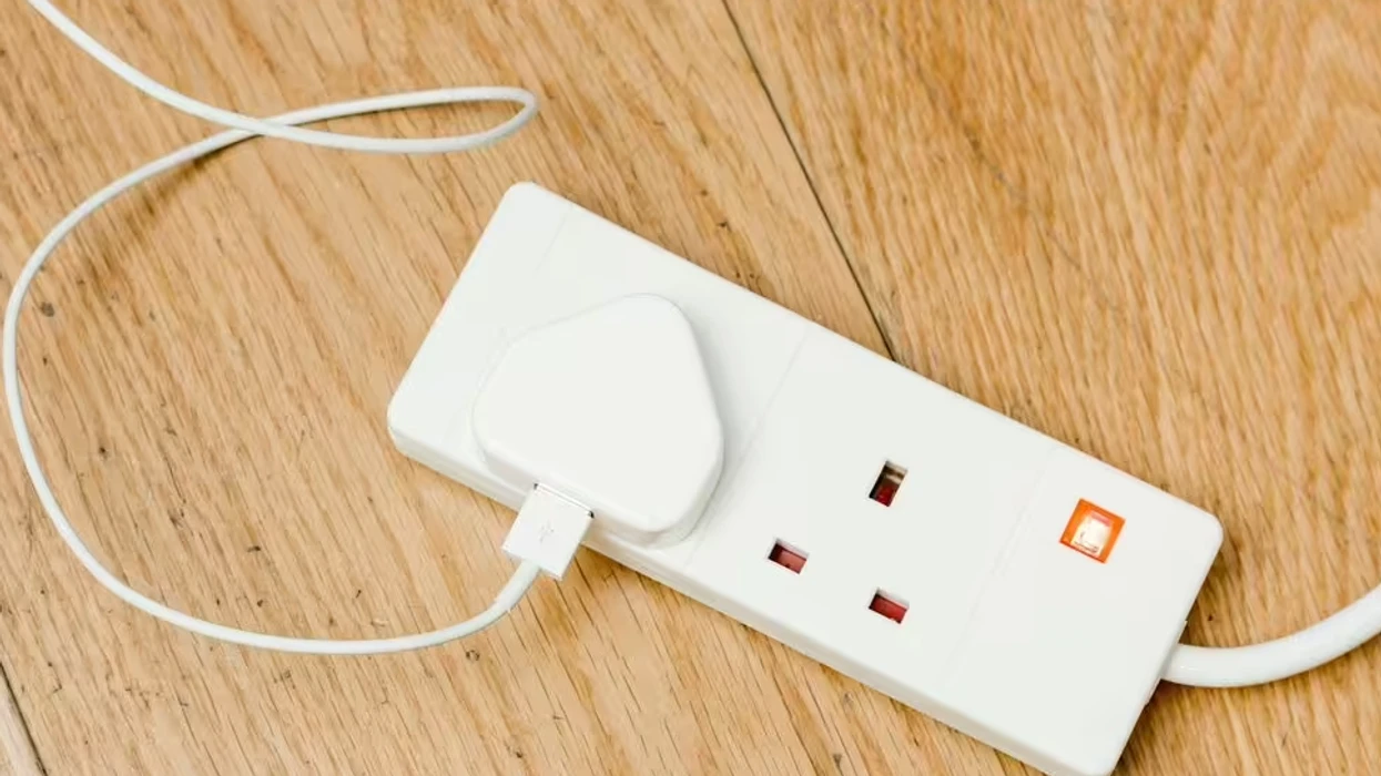 Mos i lidhni kurrë këto pajisje të përditshme në zgjatues elektrikë, për të shmangur rrezikun e zjarrit