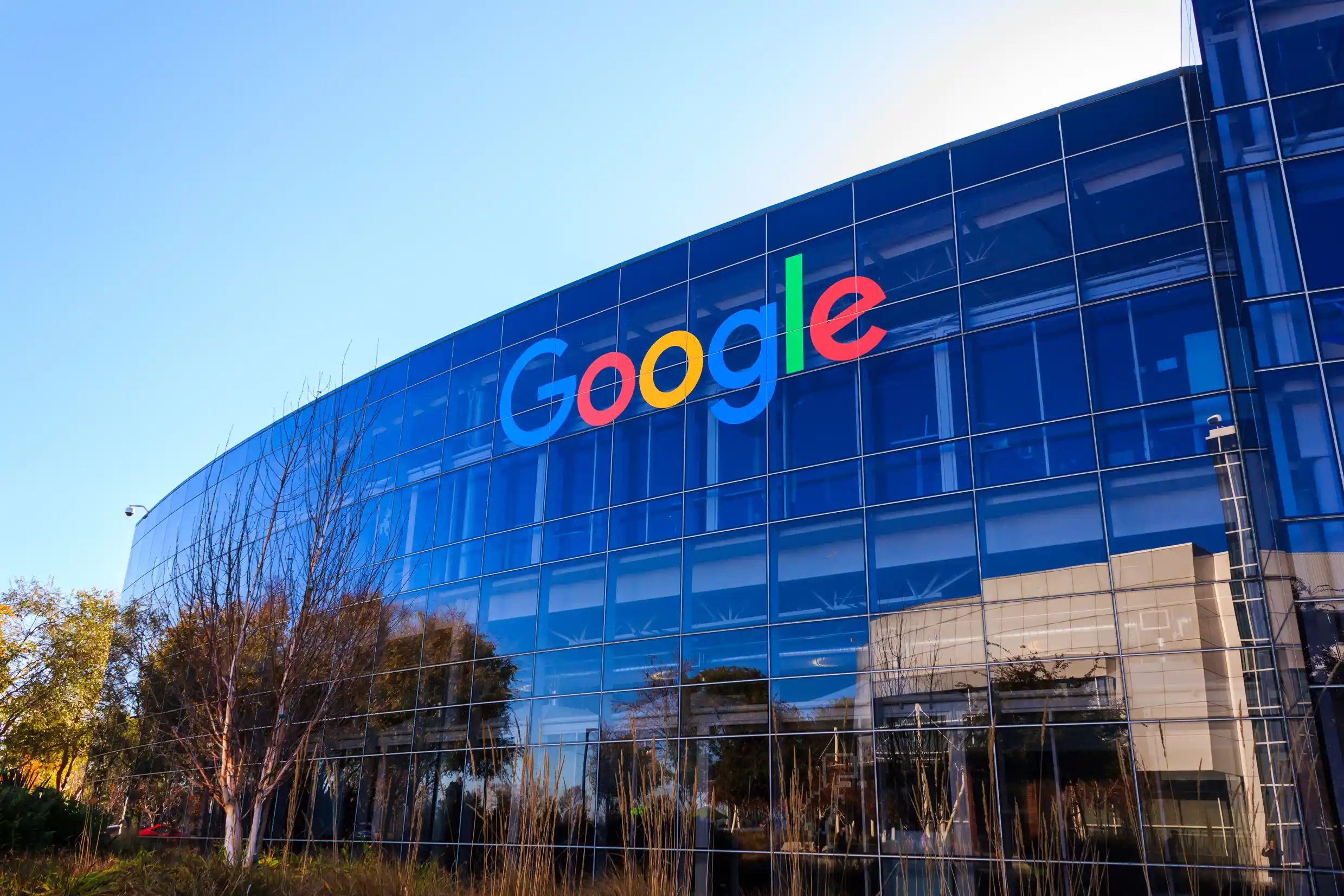 Google kritikohet për mungesë paralajmërimesh në këshillat mjekësore të AI