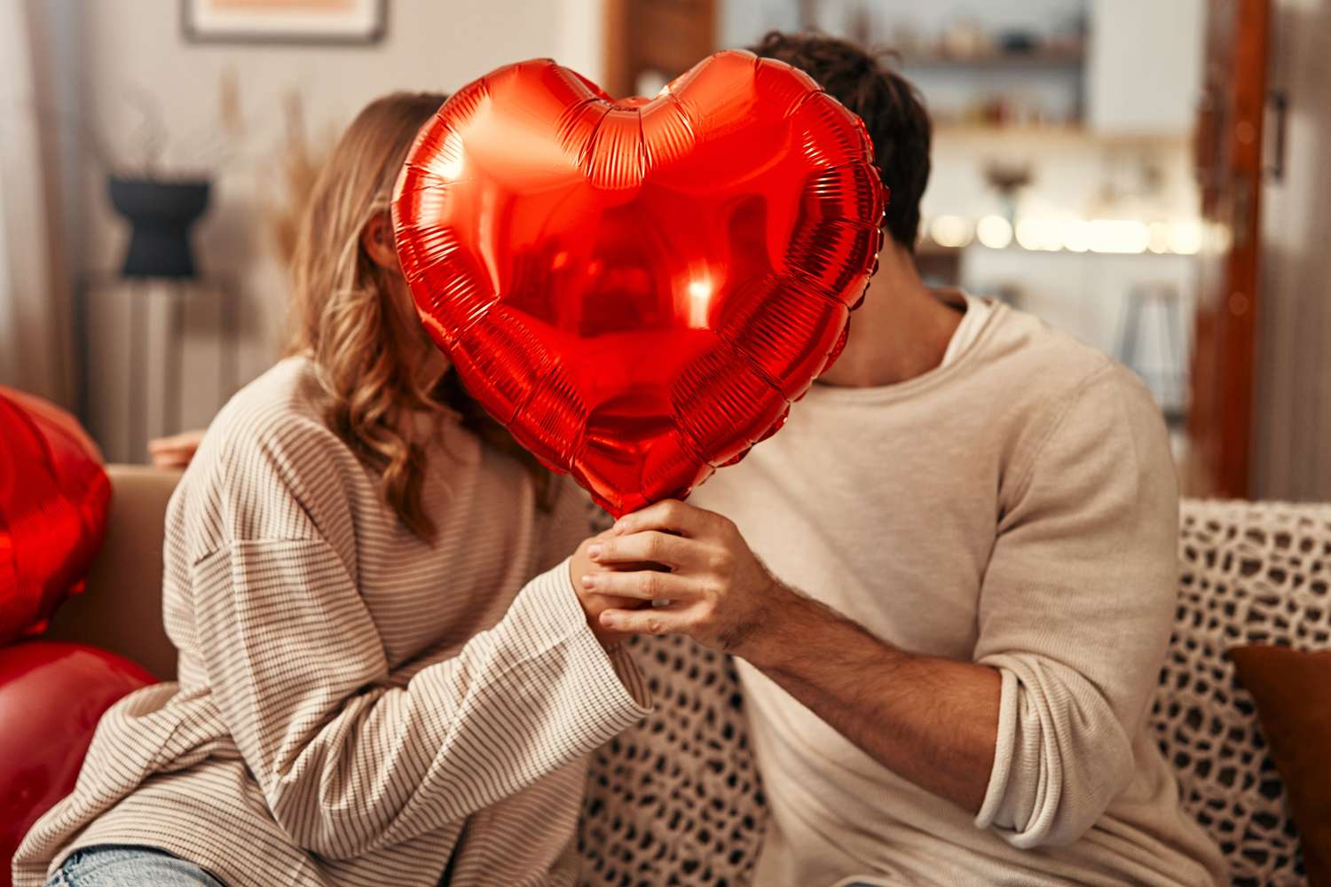 Studimi surprizë: 1 në 4 persona do të ndaheshin për një dhuratë të keqe për Shën Valentin