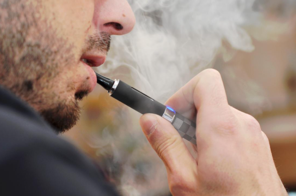 Ekspertët francezë: Cigaret elektronike mund të shkaktojnë efekte kardiovaskulare dhe kancerogjene