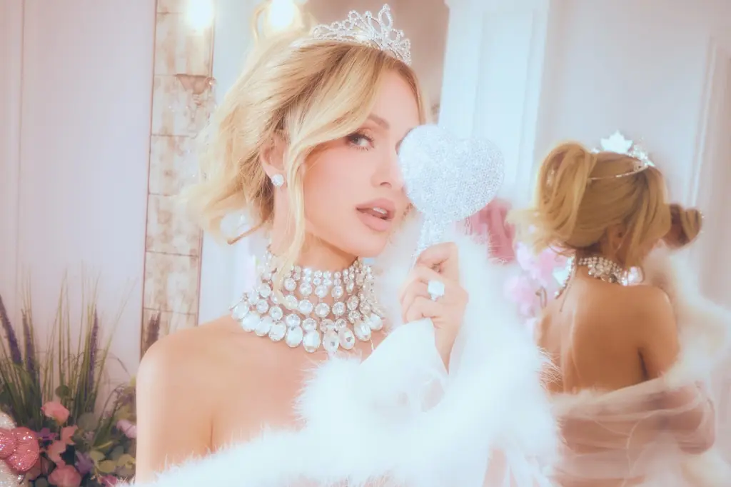 Paris Hilton promovon linjën e saj të kujdesit për lëkurën me poza provokuese nga vaskë