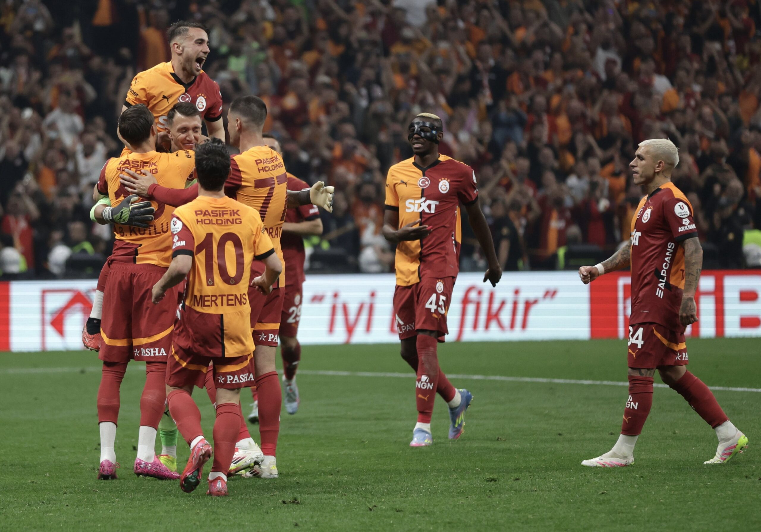 Me një gol Galatasaray triumfon ndaj Liverpool