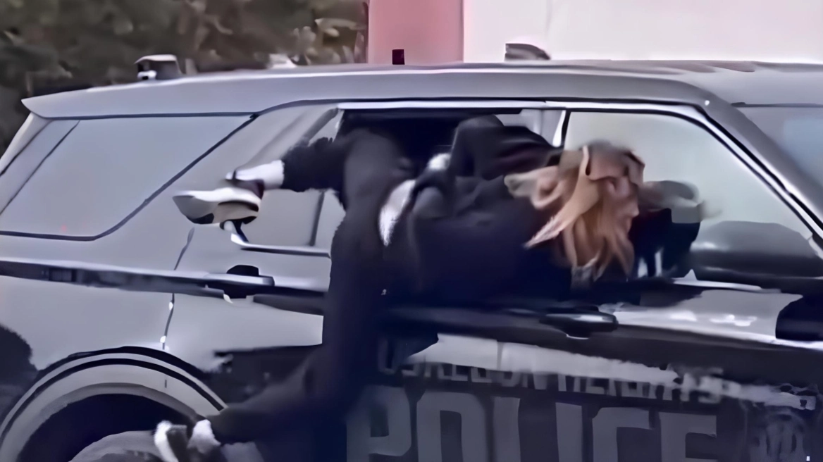 Arratisje spektakolare në SHBA: Gruaja me pranga në duar largohet nga dritarja e makinës së policisë (VIDEO)