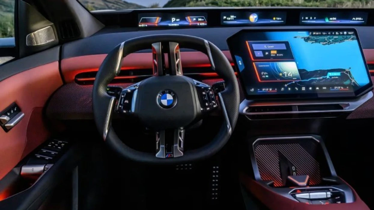 BMW shpjegon pse vendosi për timonin e pazakontë në modelet i3 dhe iX3
