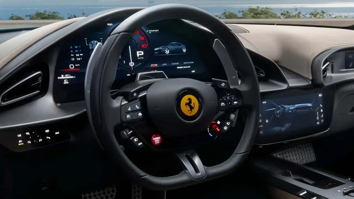 Ferrari do të zëvendësojë kontrollet e timonit me prekje me butona të vërtetë