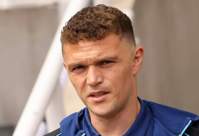 Futbollisti anglez shfaqet me modelen 14 vite më të re pas ndarjes nga bashkëshortja