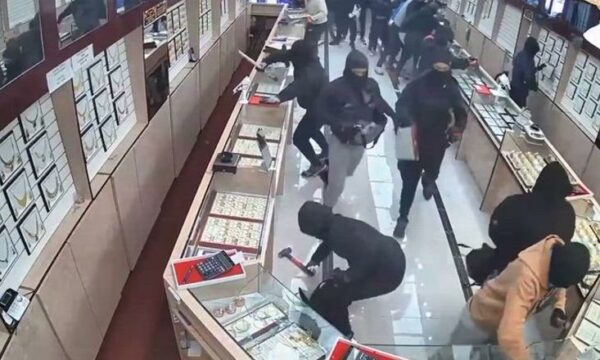 1.7 milionë dollarë për 70 sekonda, grabitje spektakolare në një dyqan bizhuterish në Kaliforni