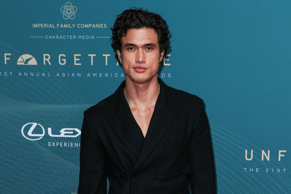 Aktori i “Riverdale”, Charles Melton bëhet baba për herë të parë