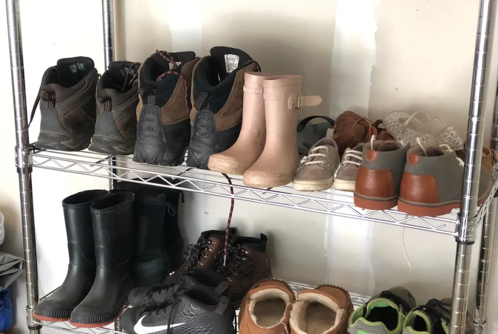 Me përbërës të thjeshtë nga shtëpia, mund t’i hiqni lehtësisht aromat e pakëndshme nga këpucët
