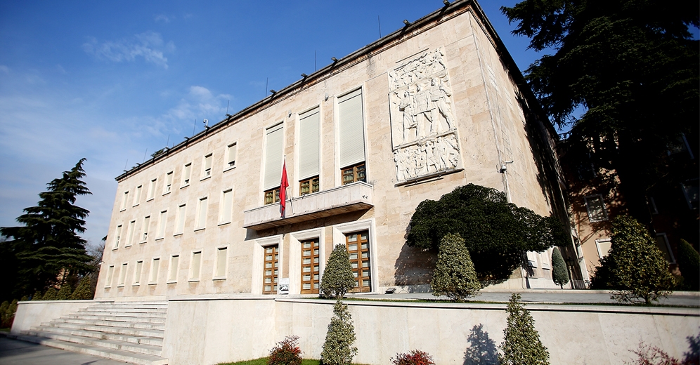 Qeveria shqiptare ul akcizën për naftën dhe benzinën me 20 %
