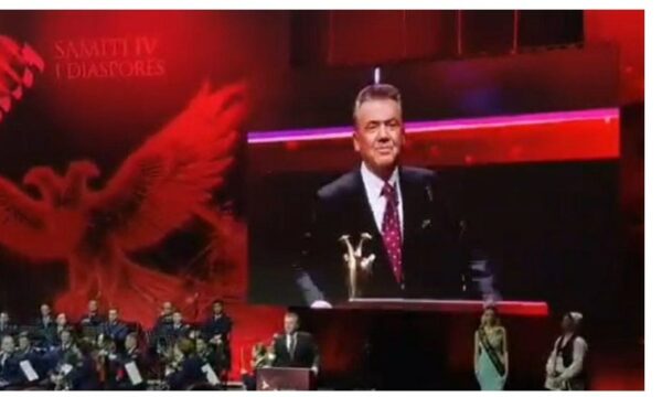 Ilir Shaqiri nderohet në Shqipëri, shfaqet i emocionuar: Këtë mirënjohje dua ta ndaj me çlirimtarët