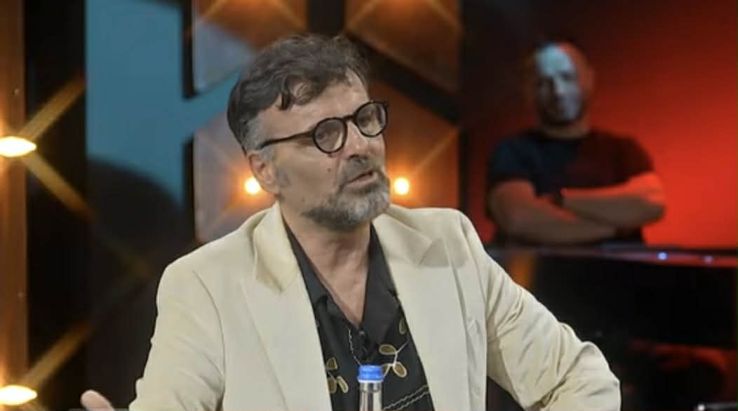 “Kthehu, djali po qan për ty” – kënga e dhimbshme që flet për braktisjen e fëmijës nga nëna