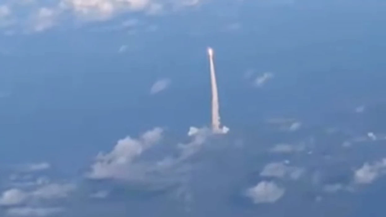 Spektakël “hapësinor”, pasagjerët në avion regjistrojnë nisjen e Artemis II nga lart
