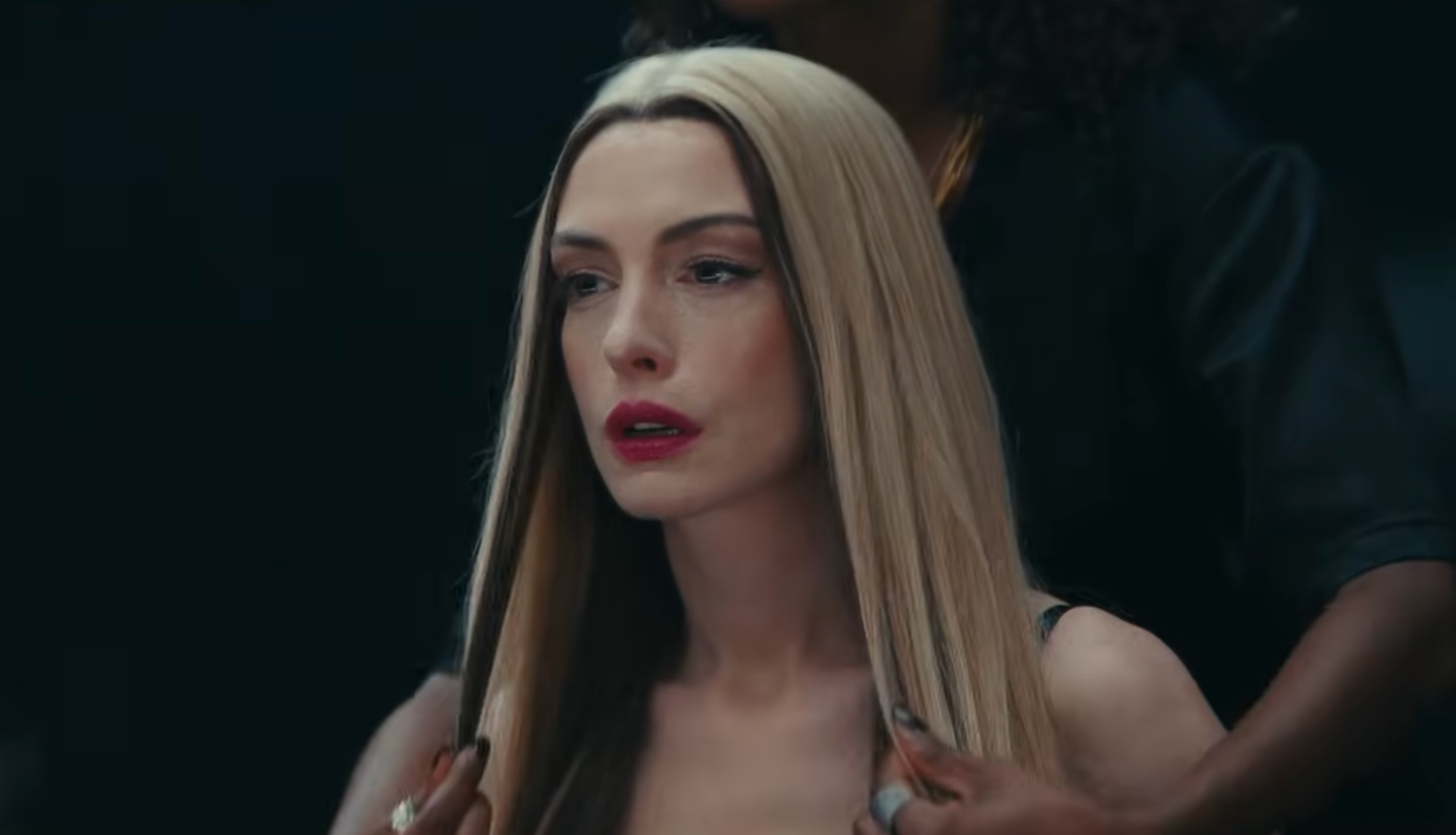 Drama, famë dhe sekrete: Publikohet traileri i ‘Mother Mary’, Anne Hathaway vjen ndryshe