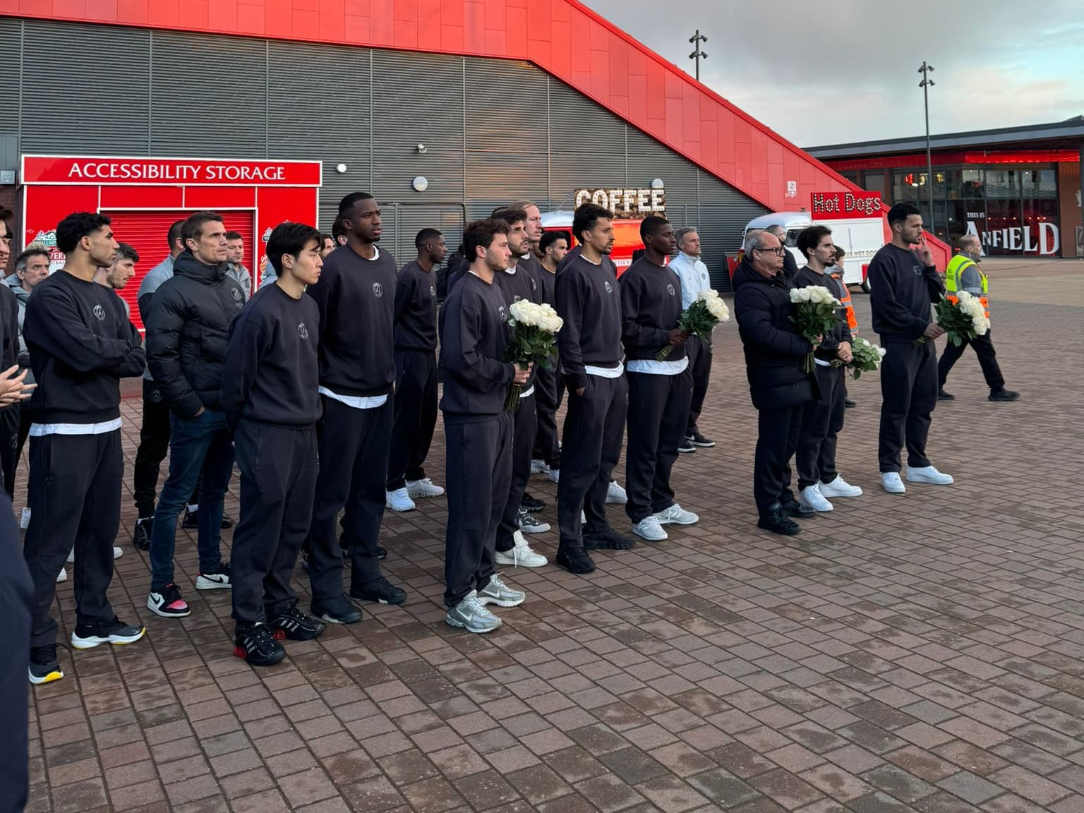 PSG nderon Diogo Jotën në Liverpool, gjest respekti para përballjes së Ligës së Kampionëve