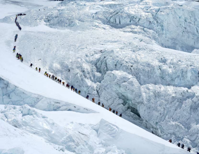 Numër rekord: 274 alpinistë ngjiten në Everest për një ditë nga ana e Nepalit