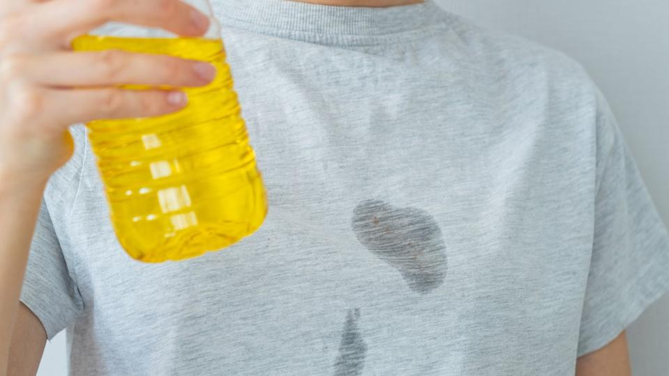 Truku i thjeshtë që largon njollat e vajit në rroba