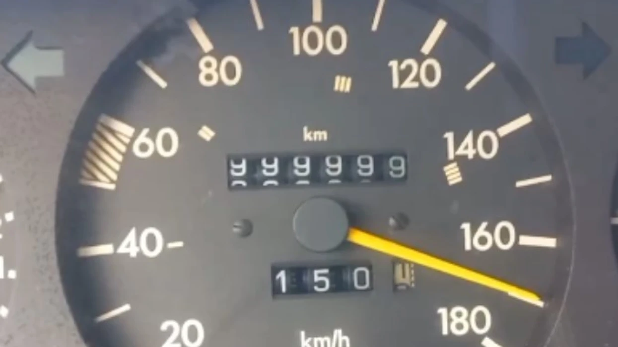 Një milion kilometra me Mercedesin – shikoni momentin kur ndodhi