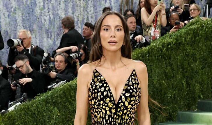 Mira Murati shkëlqen, merr pjesë në Met Gala 2026