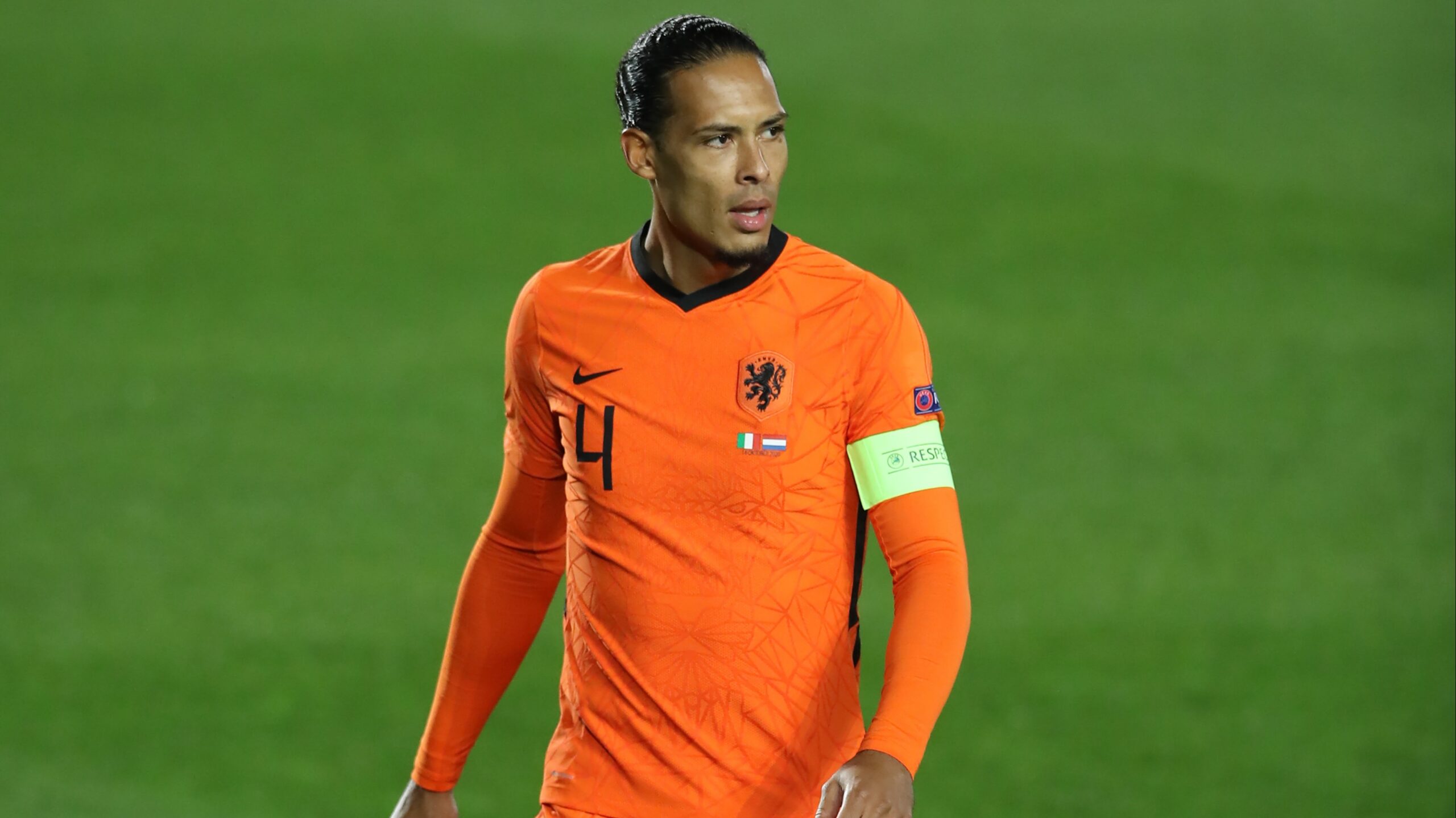 Van Dijk kritikon rregullin e ri të FIFA-s: Ndërprerjet për hidratim po dëmtojnë ritmin e lojës