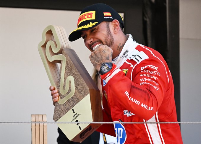Lewis  Hamilton triumfon për herë të parë me Ferrarin në Barcelonë duke i dhënë pritjen dyvjeçare