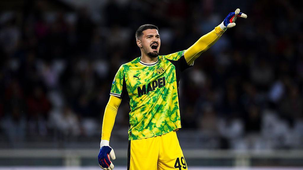 Sassuolo blen përfundimisht Arijanet Muricin, portieri i Kosovës vazhdon në Serie A.