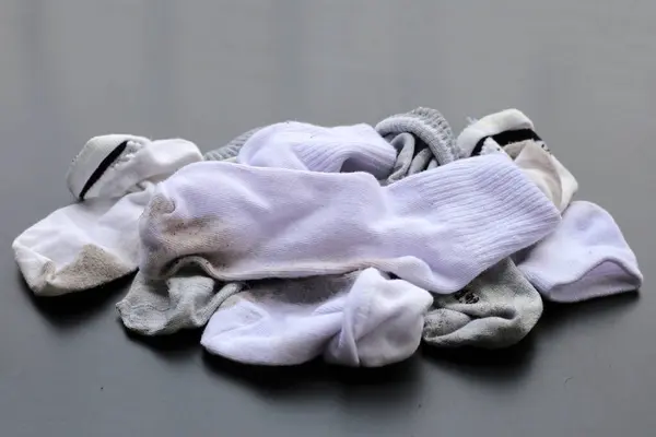 Çorapet e bardha mund të bëhen më të ndritshme pa kimikate dhe pa zierje