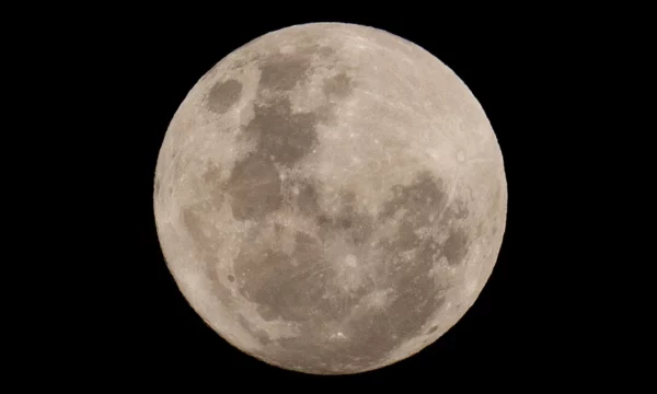 Pjesë të raketës së SpaceX mund të godasin Hënën në gusht, sipas NASA-s