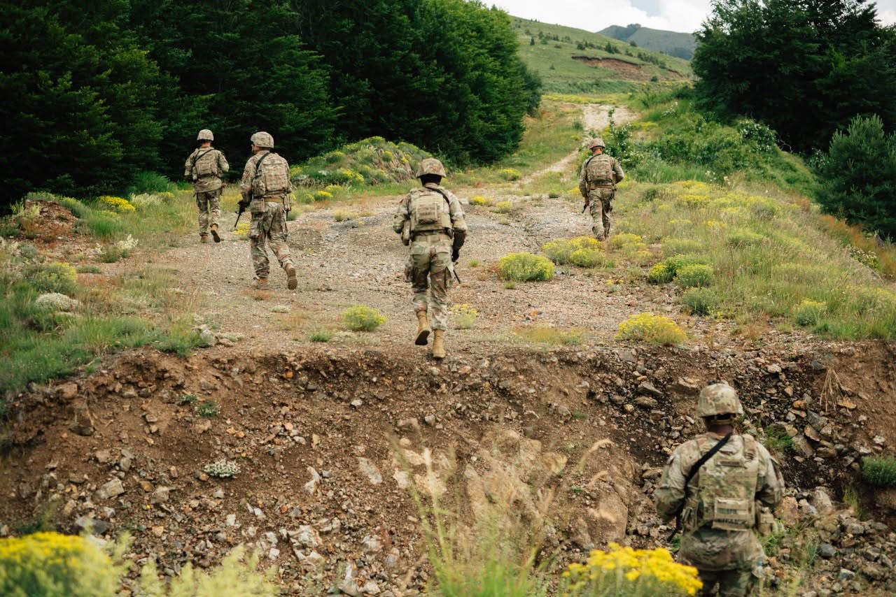 ​KFOR-i amerikan patrullon përgjatë kufirit Kosovë-Serbi