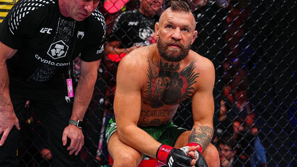 Rikthimi i McGregorit zgjati vetëm 69 sekonda, Holloway triumfon me TKO në UFC 329