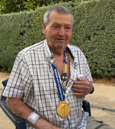 Premtimi që preku botën: Pedro Porro ia dhuron medaljen e kampionit të botës gjyshit të tij