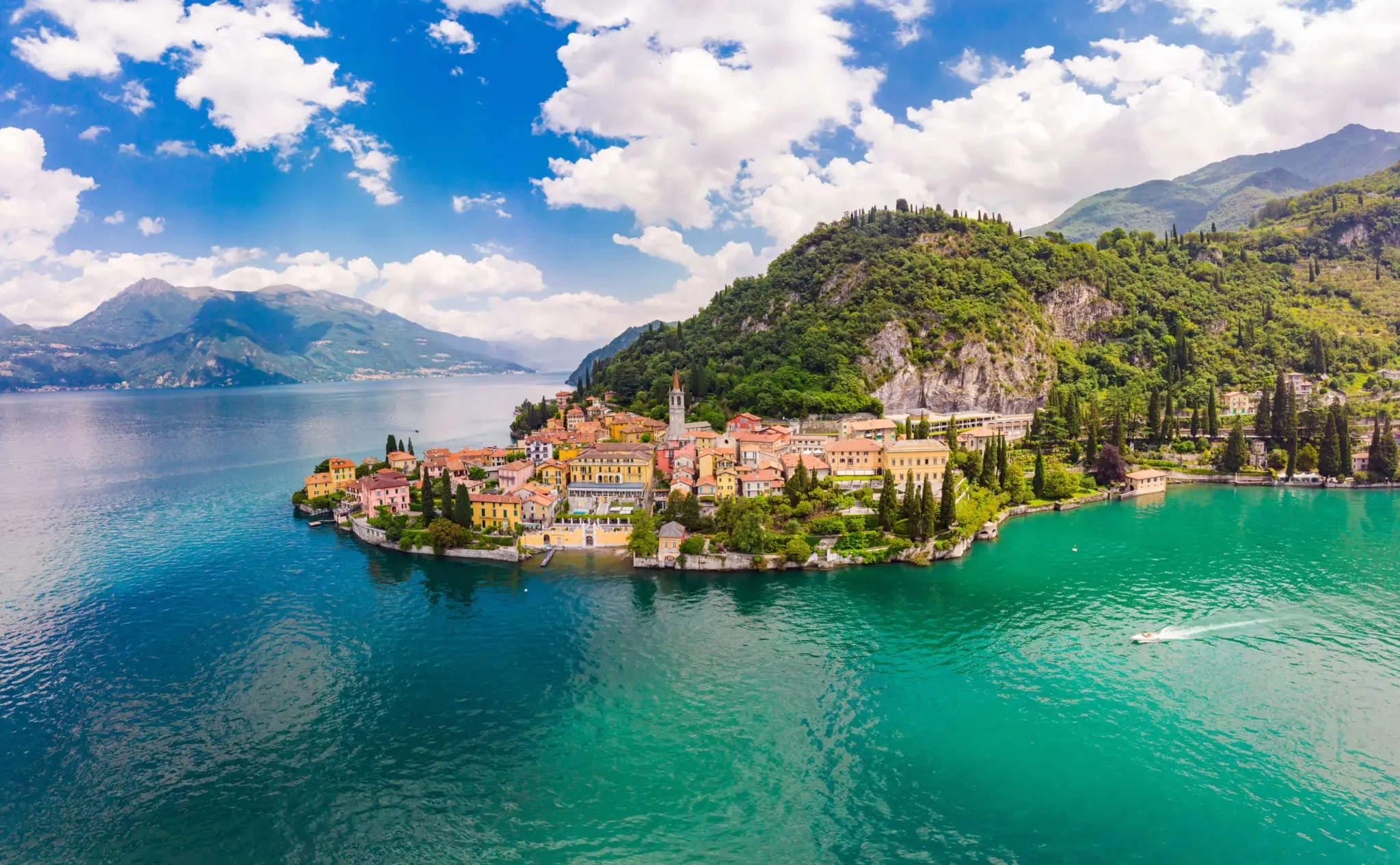 Fshati italian vendos gjoba deri në 200 euro për turistët që ecin me rroba banje jashtë plazhit