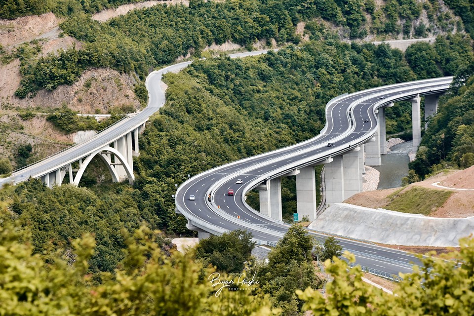 Temperaturat e larta – Sot kufizime në autoudhë për kamionët mbi 20 tonë