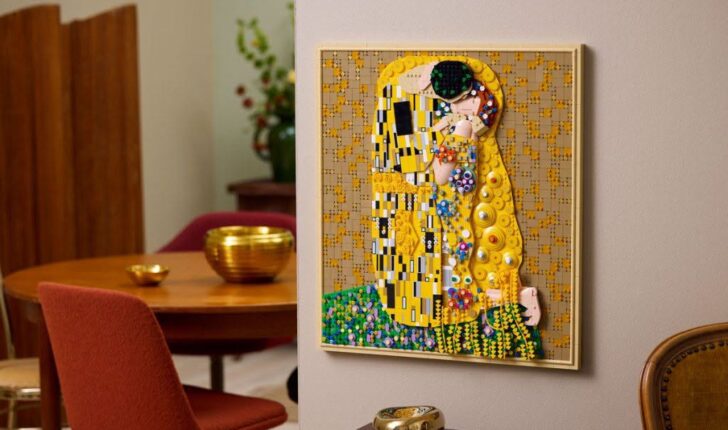 LEGO sjell në jetë kryeveprën “The Kiss” të Gustav Klimt me një set prej 4 mijë pjesësh