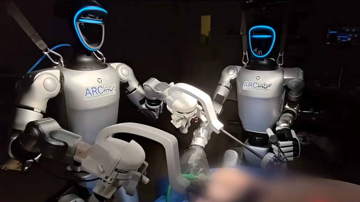 Roboti humanoid kryen operacionin e parë dhe hap rrugën për kirurgjinë e së ardhmes