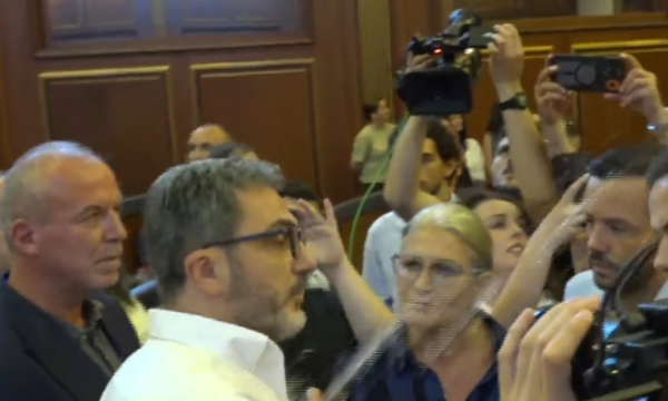 Përplasja PDK – VV në sallën e Kuvendit, Ganimete Musliu i gjuan ujë Ardian Golës: A t’ka mbetë mo ujë…