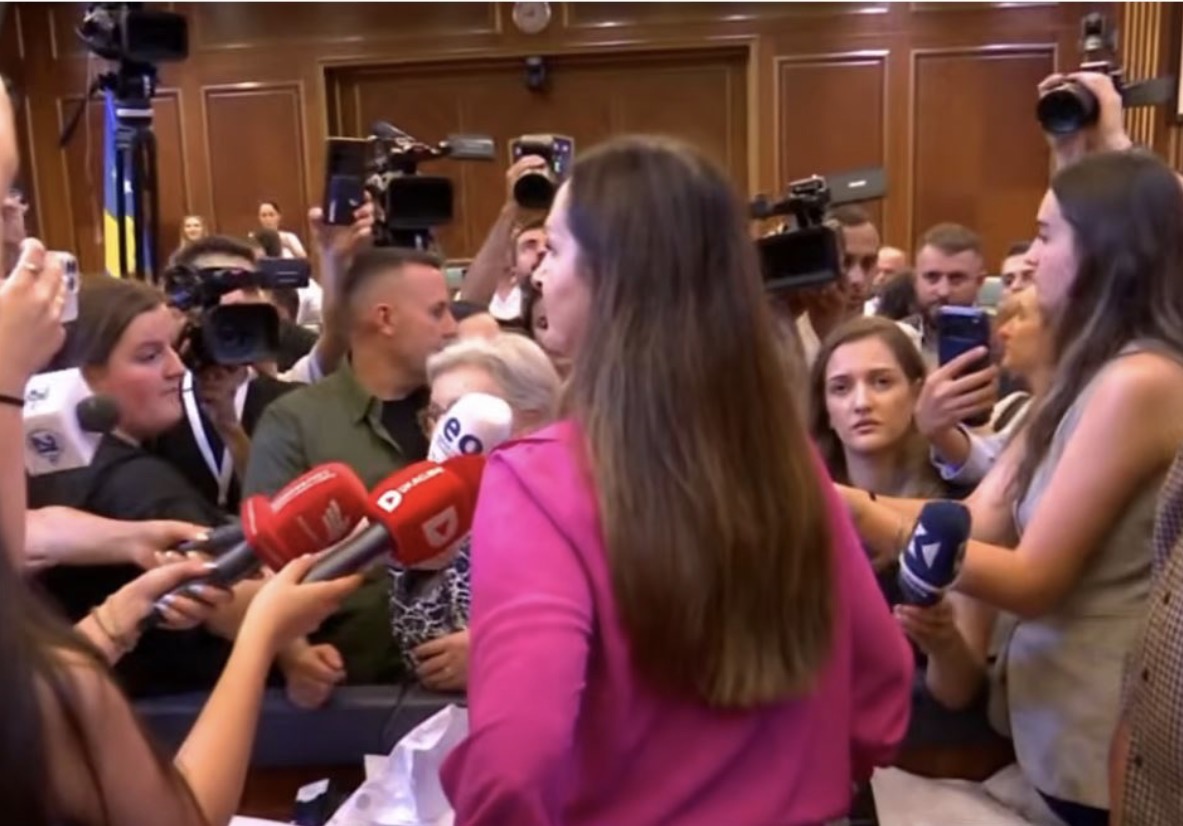 Vazhdojnë tensionet, deputetët e PDK-së dhe Aleancës e gjuajnë me letra Gërvallën