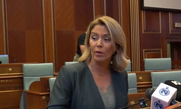 Ngjarjet në Kuvend, Blerta Deliu: Po e mbyllim për sot, do të jemi këtu edhe nesër, do të jemi këtu çdo ditë