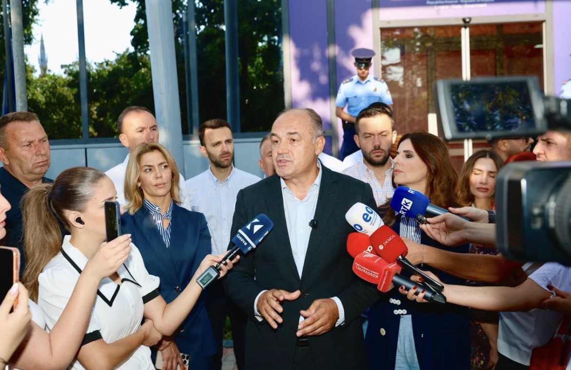 Hoxhaj: Rendi kushtetues ka rënë, PDK do të kërkojë seancën pas 48 orësh