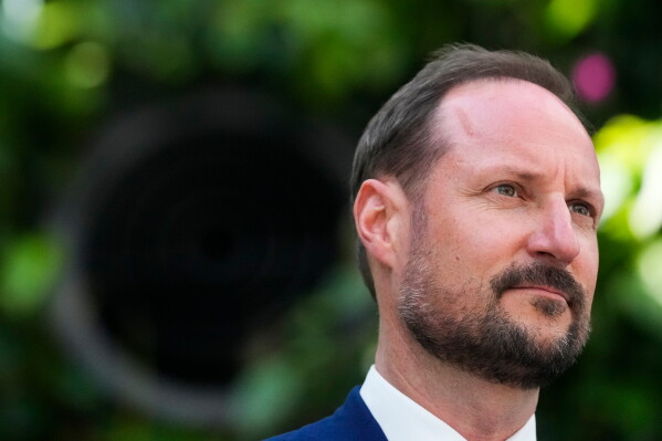 Haakon VIII merr fronin, bëhet mbreti i ri i Norvegjisë