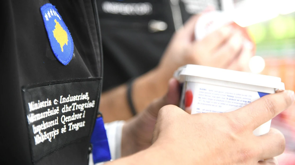 Tërhiqen nga tregu produktet e qumështit të ndaluara për shitje