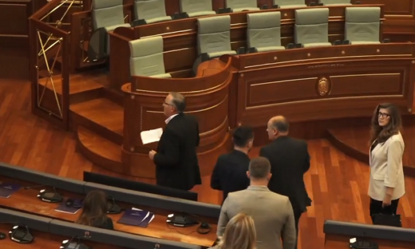 Përfundojnë adresimet nga foltorja e Kuvendit, deputetët e PDK’së dhe AAK’së dalin nga salla