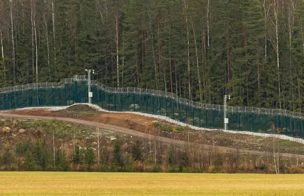 200 kilometra i gjatë, Finlanda ia vendos gardhin Rusisë