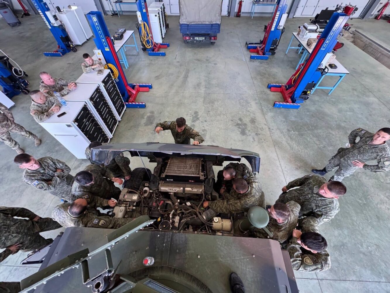 FSK avancon kapacitetet teknike për mirëmbajtjen e HMMWV-ve me mbështetjen e SHBA-së