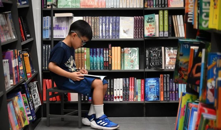 Singapori i rikthehet librit, qytetarët nxiten të lexojnë 15 minuta në ditë