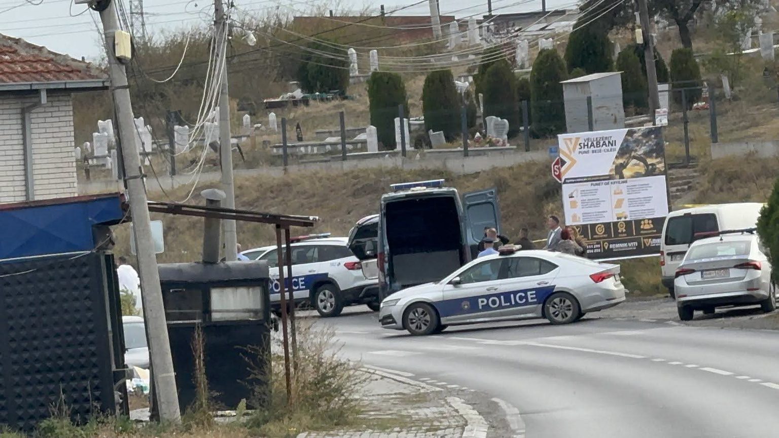 Vrasja e dyfishtë në Gjilan, të dyshuarit i bastisen shtëpitë e pronat, i gjenden armë pa leje